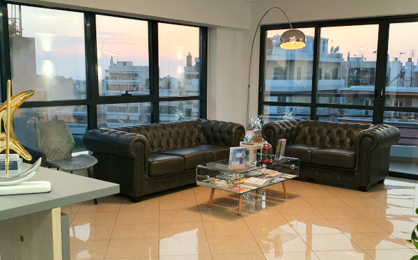 η αίθουσα αναμονής στο ιατρείο του Δρ Αρμακόλα Νικόλαου